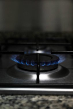 Gaz sobası, kibritle yanan ocaklar, mutfakta iyi bir yemek pişirmek için.