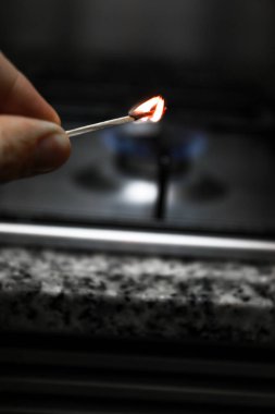Gaz sobası, kibritle yanan ocaklar, mutfakta iyi bir yemek pişirmek için.