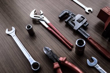 Çeşitli kırmızı alet seti, tornavida, pense, testere.