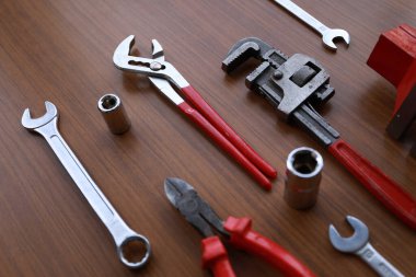 Çeşitli kırmızı alet seti, tornavida, pense, testere.