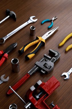 Çeşitli sarı alet seti, tornavida, pense, testere.