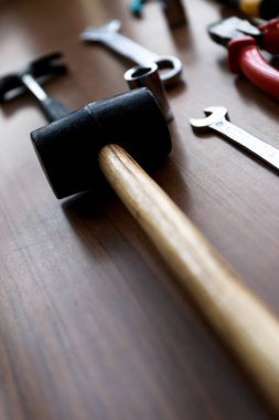 Birkaç alet, çivi ve vidayla çekiç seti.