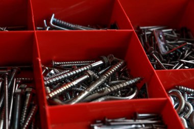 Vidalar, fındıklar, çiviler ve makinelerden oluşan alet çantası