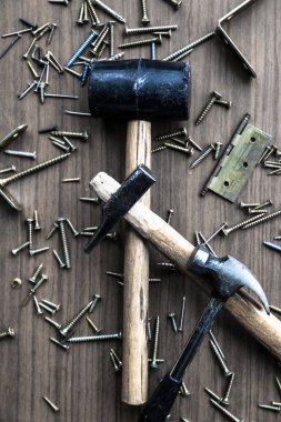 Birkaç alet, çivi ve vidayla çekiç seti.