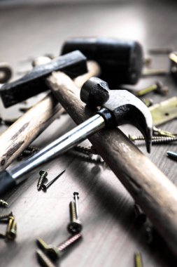 Birkaç alet, çivi ve vidayla çekiç seti.