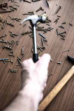 Birkaç alet, çivi ve vidayla çekiç seti.