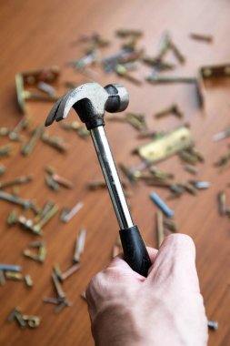 Birkaç alet, çivi ve vidayla çekiç seti.