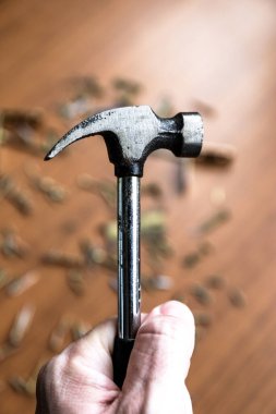 Birkaç alet, çivi ve vidayla çekiç seti.