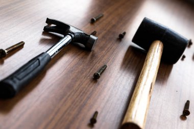 Birkaç alet, çivi ve vidayla çekiç seti.