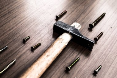 Birkaç alet, çivi ve vidayla çekiç seti.