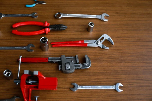 Çeşitli kırmızı alet seti, tornavida, pense, testere.