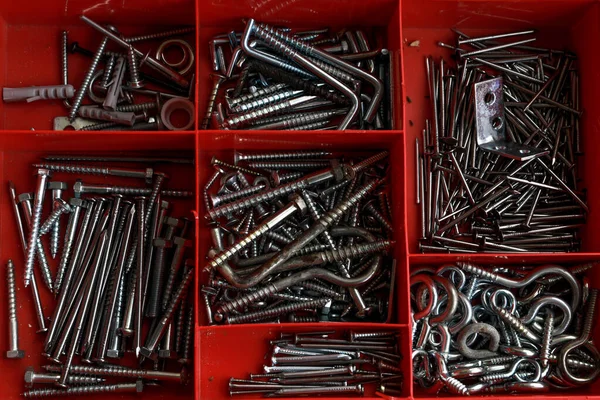 Vidalar, fındıklar, çiviler ve makinelerden oluşan alet çantası