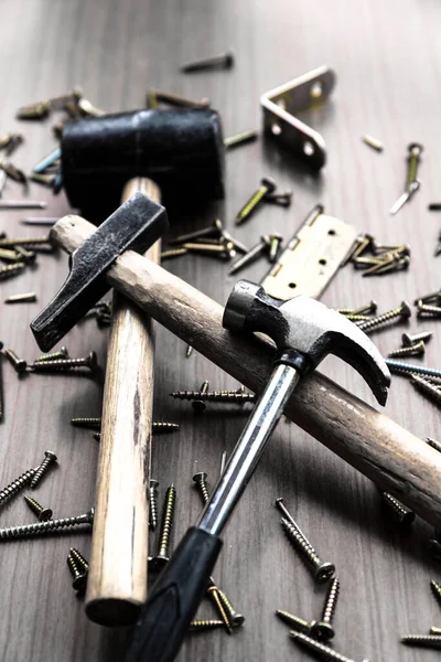Birkaç alet, çivi ve vidayla çekiç seti.