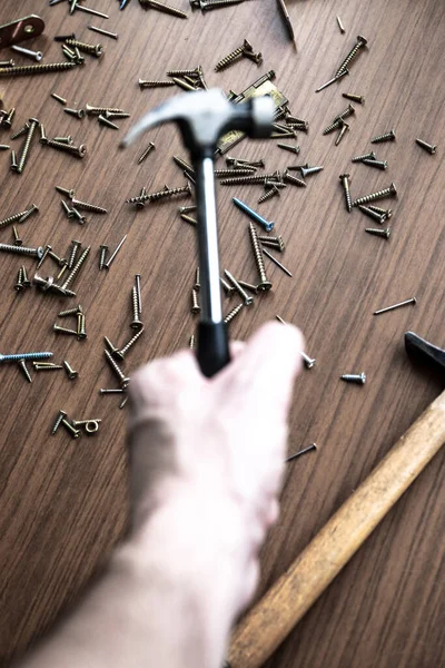 Birkaç alet, çivi ve vidayla çekiç seti.