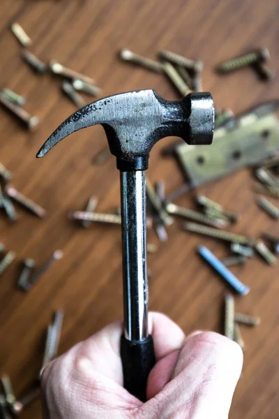 Birkaç alet, çivi ve vidayla çekiç seti.