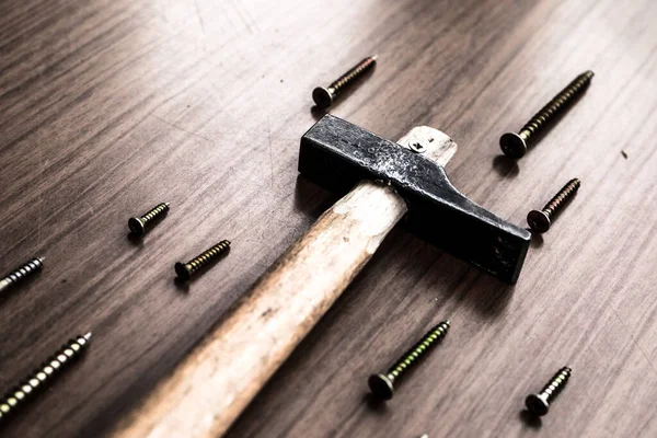 Birkaç alet, çivi ve vidayla çekiç seti.