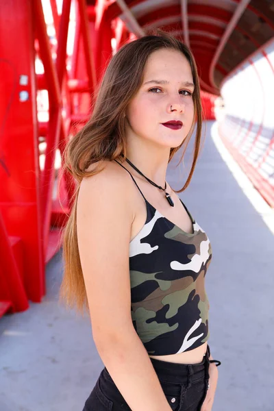 Pretty Girl Brown Hair Red Bridge Alicante — Fotografia de Stock