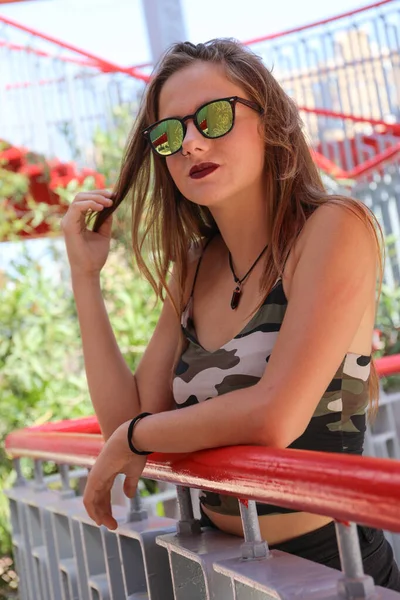 Pretty Girl Brown Hair Red Bridge Alicante She Wearing Sunglasses — Fotografia de Stock
