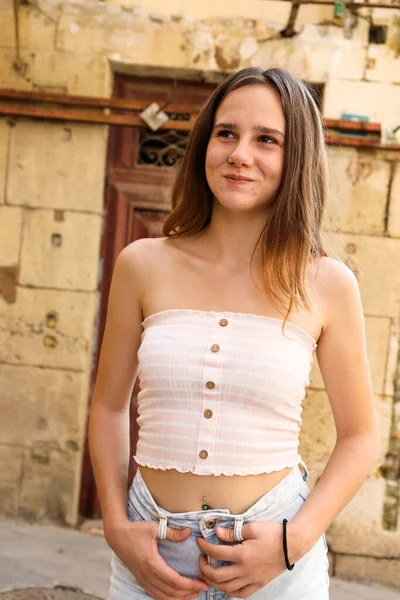 Menina Bonita Jovem Com Cabelo Castanho Sorrindo Cidade Velha Alicante — Fotografia de Stock