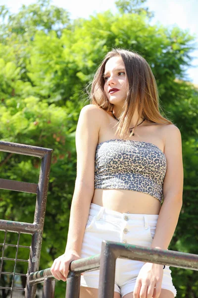 Menina Bonita Algumas Escadas Parque Com Cabelo Castanho Posando Com — Fotografia de Stock