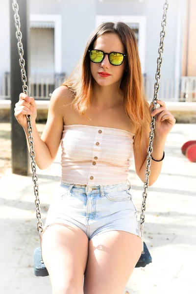 Menina Bonita Balanço Com Cabelo Castanho Posando Com Óculos Sol — Fotografia de Stock