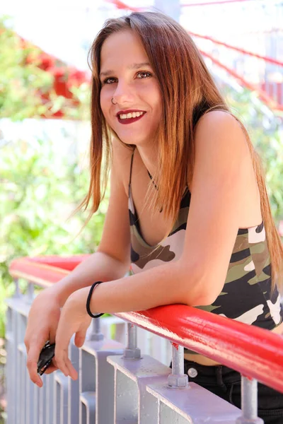 Pretty Girl Brown Hair Red Bridge Alicante — Stockfoto