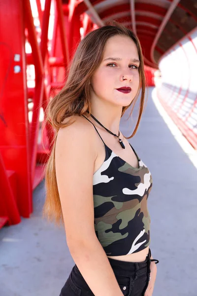 Uma Menina Bonita Com Cabelo Castanho Ponte Vermelha Alicante — Fotografia de Stock