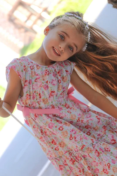 Egy Gyönyörű Lány Barna Hajjal Világos Zöld Szemekkel Virágos Ruhában Jogdíjmentes Stock Képek