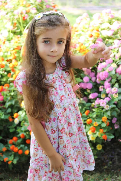 Egy Csinos Lány Barna Hajjal Világos Zöld Szemekkel Virágos Ruhában Stock Kép