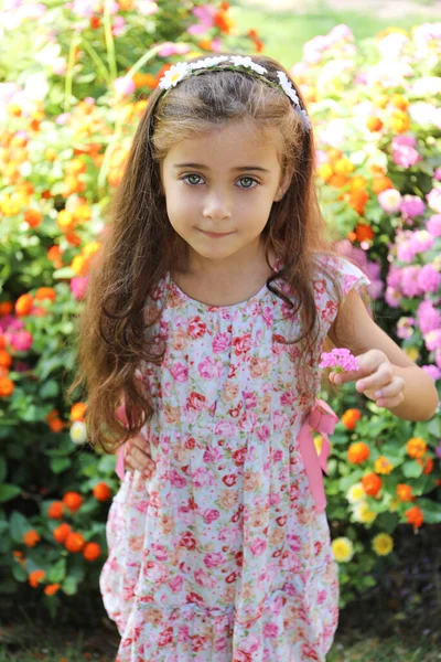Egy Csinos Lány Barna Hajjal Világos Zöld Szemekkel Virágos Ruhában Stock Fotó