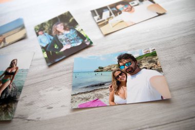 Yazın Mallorca sahillerinde birbirini seven bir çiftin birkaç fotoğrafı. Gri ahşap bir arka planı var.