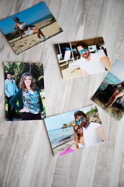 Yazın Mallorca sahillerinde birbirini seven bir çiftin birkaç fotoğrafı. Gri ahşap bir arka planı var.
