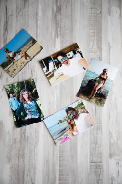 Yazın Mallorca sahillerinde birbirini seven bir çiftin birkaç fotoğrafı. Gri ahşap bir arka planı var.