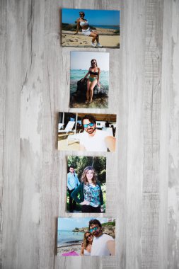 Yazın Mallorca sahillerinde birbirini seven bir çiftin birkaç fotoğrafı. Gri ahşap bir arka planı var.