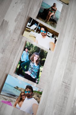 Yazın Mallorca sahillerinde birbirini seven bir çiftin birkaç fotoğrafı. Gri ahşap bir arka planı var.