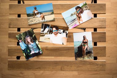 Yazın Mallorca sahillerinde birbirini seven bir çiftin birkaç fotoğrafı. Tahta bir masanın üzerinde delikleri var..