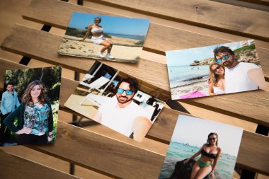 Yazın Mallorca sahillerinde birbirini seven bir çiftin birkaç fotoğrafı. Tahta bir masanın üzerinde delikleri var..