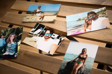 Yazın Mallorca sahillerinde birbirini seven bir çiftin birkaç fotoğrafı. Tahta bir masanın üzerinde delikleri var..