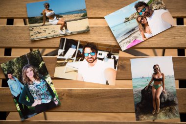 Yazın Mallorca sahillerinde birbirini seven bir çiftin birkaç fotoğrafı. Tahta bir masanın üzerinde delikleri var..