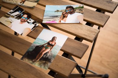 Yazın Mallorca sahillerinde birbirini seven bir çiftin birkaç fotoğrafı. Tahta bir masanın üzerinde delikleri var..