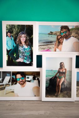 Yazın Mallorca sahillerinde birbirini seven bir çiftin birkaç fotoğrafının beyaz çerçevesi. Siyah arkaplan ile.