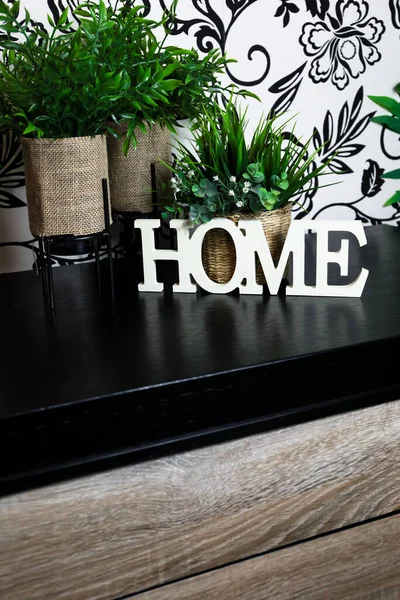Внутреннее Убранство Дома Словом Home Белом Предмет Мебели Плитки Растениями — стоковое фото