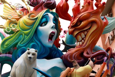 Alicante, İspanya; 21 Haziran 2022: Alicante Şenlik Ateşi, Foguera Gran Va La Ceramica. Caddedeki renkli anıt, etkinliğin son gününde yakılmak için yapılmış. Bu hoguera, spesiyallerde ikinci sıraya yükseldi..