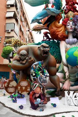 Alicante, İspanya; 21 Haziran 2022: Alicante Şenlik Ateşi, Foguera Gran Va La Ceramica. Caddedeki renkli anıt, etkinliğin son gününde yakılmak için yapılmış. Bu hoguera, spesiyallerde ikinci sıraya yükseldi..