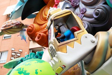 Alicante, İspanya; 21 Haziran 2022: Alicante Şenlik Ateşi, Foguera Gran Va La Ceramica. Caddedeki renkli anıt, etkinliğin son gününde yakılmak için yapılmış. Bu hoguera, spesiyallerde ikinci sıraya yükseldi..