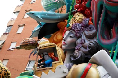 Alicante, İspanya; 21 Haziran 2022: Alicante Şenlik Ateşi, Foguera Gran Va La Ceramica. Caddedeki renkli anıt, etkinliğin son gününde yakılmak için yapılmış. Bu hoguera, spesiyallerde ikinci sıraya yükseldi..