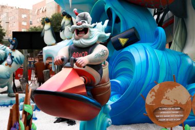 Alicante, İspanya; 21 Haziran 2022: Alicante Şenlik Ateşi, Foguera Gran Va La Ceramica. Caddedeki renkli anıt, etkinliğin son gününde yakılmak için yapılmış. Bu hoguera, spesiyallerde ikinci sıraya yükseldi..