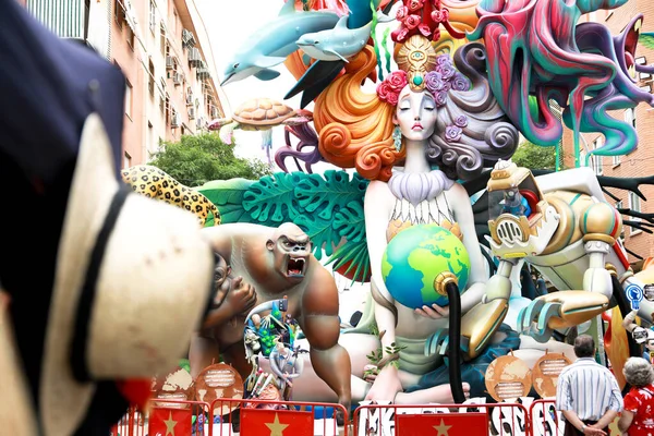 Alicante, İspanya; 21 Haziran 2022: Alicante Şenlik Ateşi, Foguera Gran Va La Ceramica. Caddedeki renkli anıt, etkinliğin son gününde yakılmak için yapılmış. Bu hoguera, spesiyallerde ikinci sıraya yükseldi..