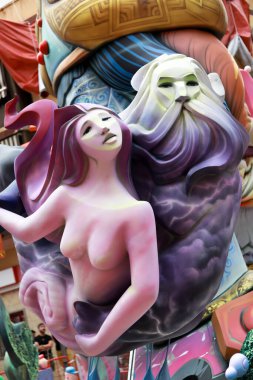 Alicante, İspanya; 21 Haziran 2022: Alicante Şenlik Ateşi, Foguera Carolinas Altas. Caddedeki renkli anıt, etkinliğin son gününde yakılmak için yapılmış. Bu şenlik ateşinin yakınında bir tatil pazarı var..