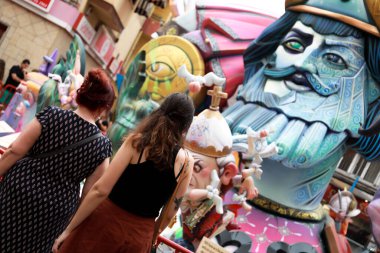 Alicante, İspanya; 21 Haziran 2022: Alicante Şenlik Ateşi, Foguera Carolinas Altas. Caddedeki renkli anıt, etkinliğin son gününde yakılmak için yapılmış. Bu şenlik ateşinin yakınında bir tatil pazarı var..